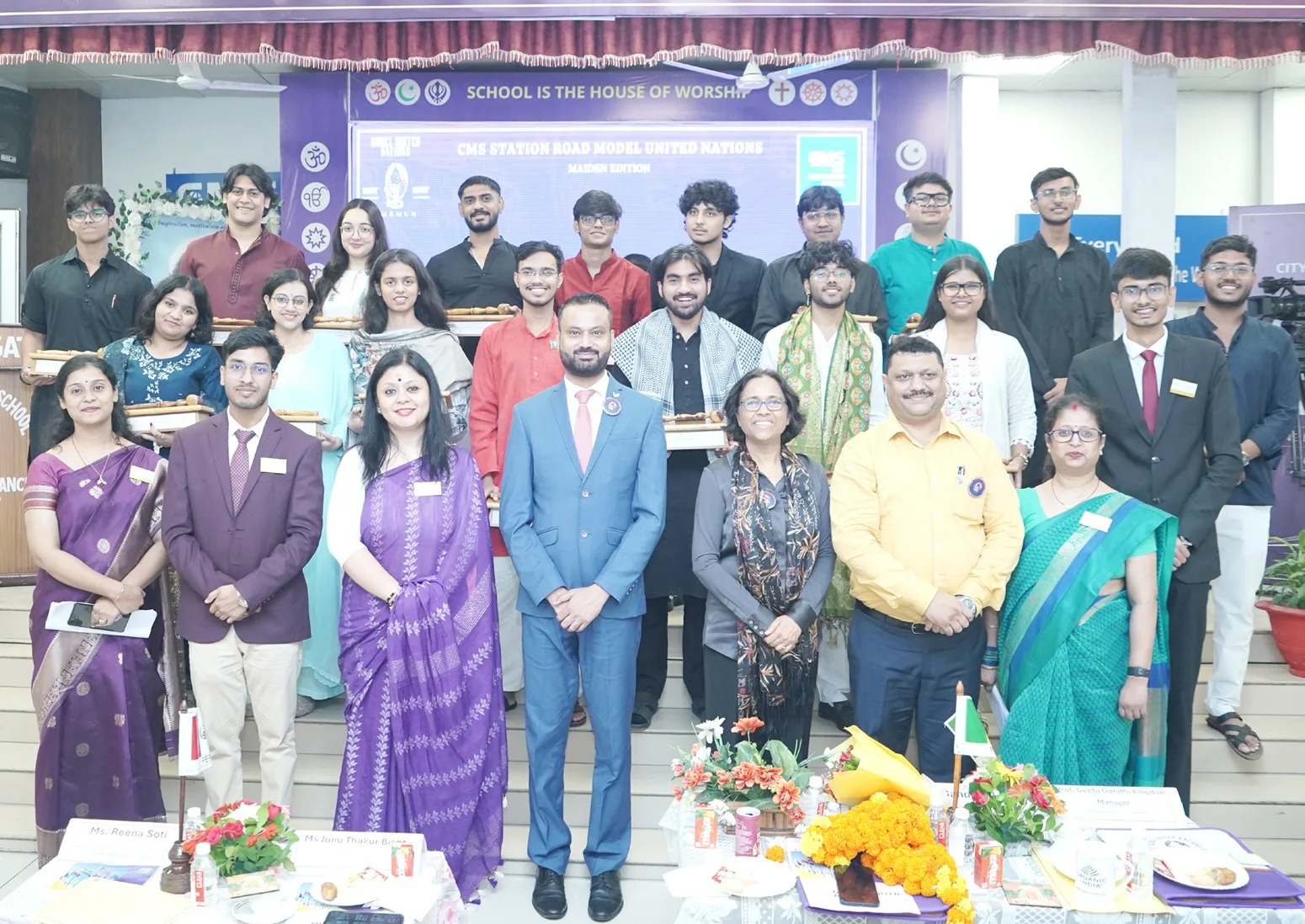 (Front row center) Chief Guest Mr Atul Kumar Rawat, Company Secretary and Former Chairman of NIRC of ICSI (Lucknow Chapter), Prof. Geeta Gandhi Kingdon, Managing Director, CMS (left), Principal and Convenor, Ms Junu Thakur Bisht (Right), senior teachers learning with student leaders of MUN specialised bodies