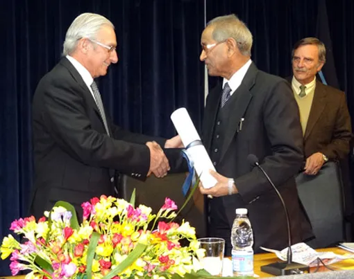 Dr Jagdish Gandhi receiving the honorary doctorate in law given by the University of Mendoza, Republic of Argentina on 23rd August 2012