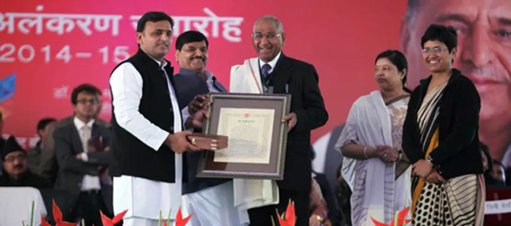 Dr Jagdish Gandhi receives the 'Yash Bharti Award' by the Uttar Pradesh Government, India