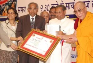 Dr Jagdish Gandhi receives award from Dalai Lama