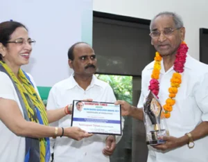 r Jagdish Gandhi receives the Rajiv Gandhi Excellence Award presented by Seemapuri Times Magazine, New Delhi