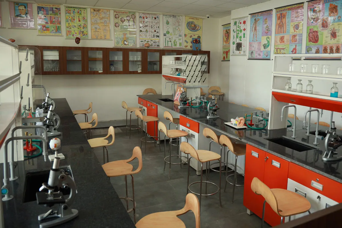 science-lab-at-city-montessori-school (2)