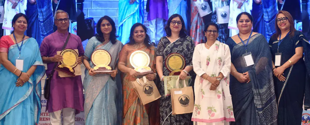 Keynote speakers honoured by the CMS leadership team