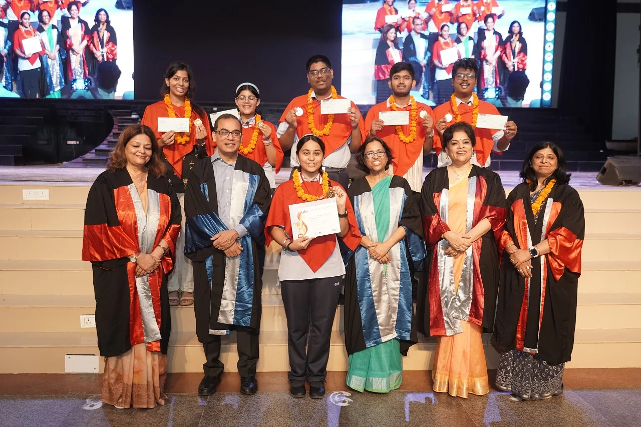 CMS Toppers with their Principals, CMS Managing Director Prof. Geeta Gandhi Kingdon, and Chief Guest Shri Alok Kumar, IAS.