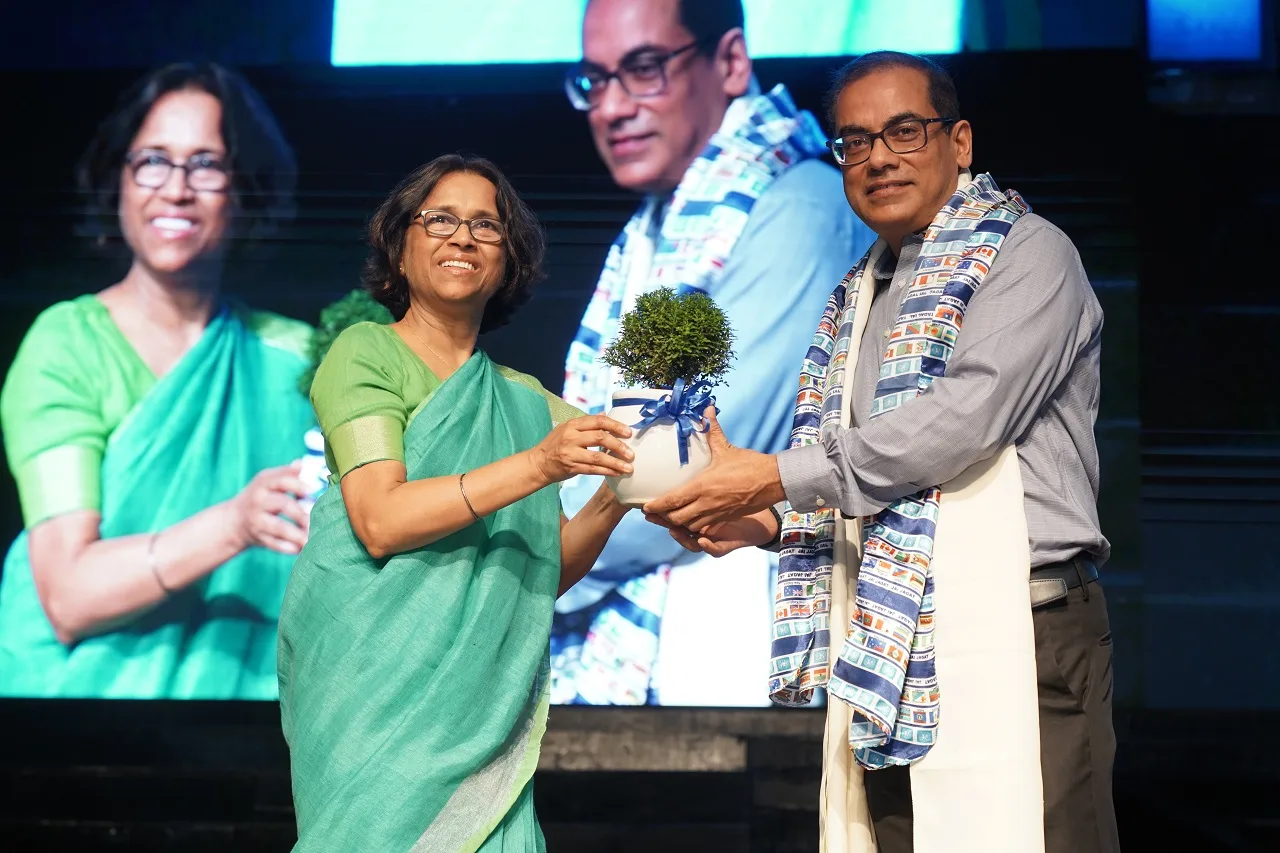 Chief Guest, Shri Alok Kumar, IAS (Principal Secretary, IT & Electronics Department, Government of Uttar Pradesh), warmly received by Prof. Geeta Gandhi Kingdon (Managing Director, CMS) at the Meritorious Students’ Felicitation Function 2026