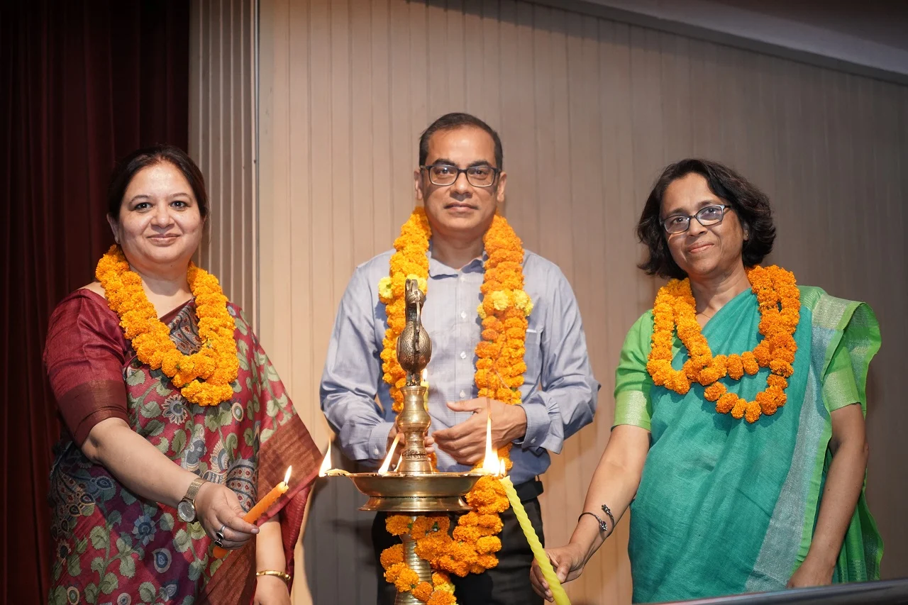 Chief Guest Shri Alok Kumar, IAS, Principal Secretary, IT & Electronics Department, Government of Uttar Pradesh, alongside CMS Managing Director Prof. Geeta Gandhi Kingdon and Head – QAID, CMS, Ms Reena Soti