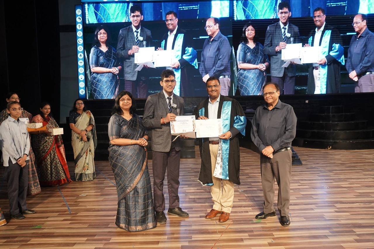 CMS Mahanagar Campus Student Shlok Pratap Singh receiving the first prize for the Ram Ugrah Memorial Cartoon Contest 2026 from ‘Guest of Honour’ Shri Prakash Gupta, IFS.